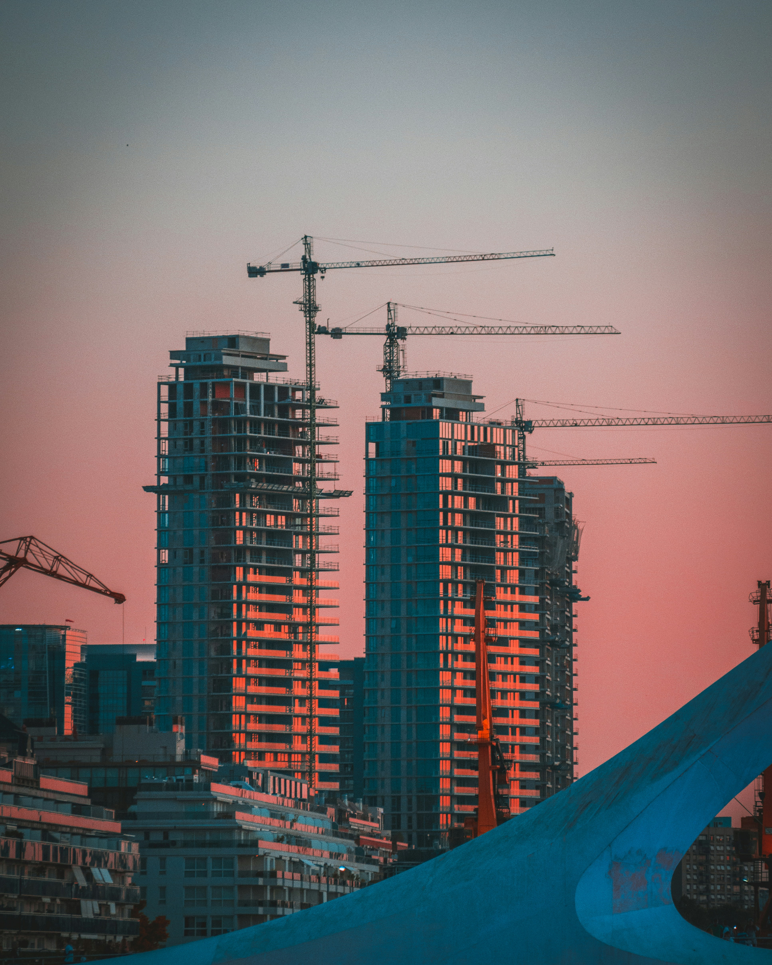 Torres en construcción al atardecer en Buenos Aires